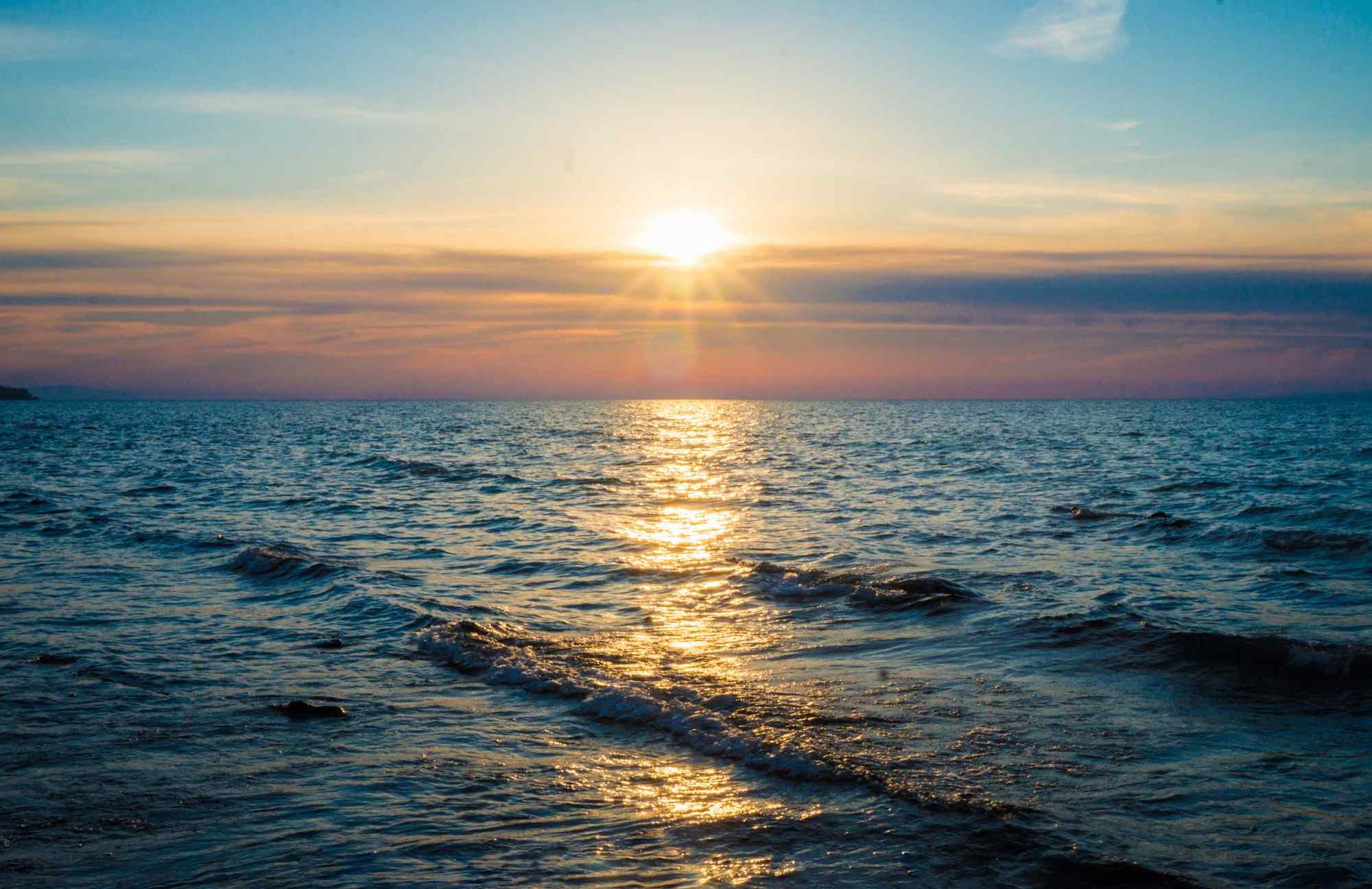 旭日东升的贝加尔湖唯美风景图片
