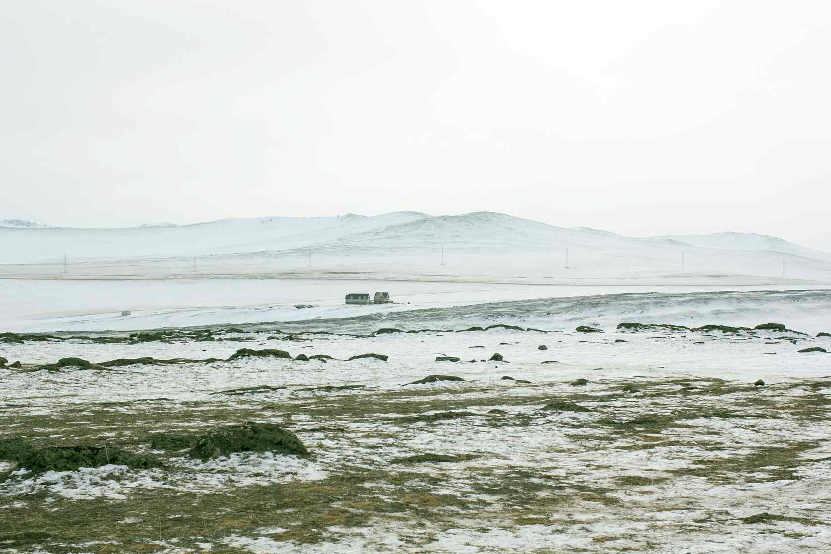 贝加尔湖畔冬季平原雪景图片