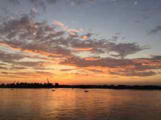 贝加尔湖黄昏火烧云景色图片