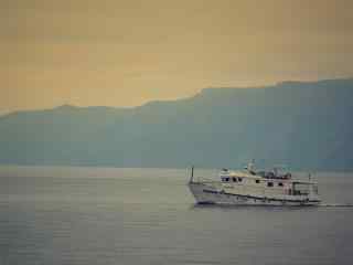 贝加尔湖游船图片高清桌面壁纸