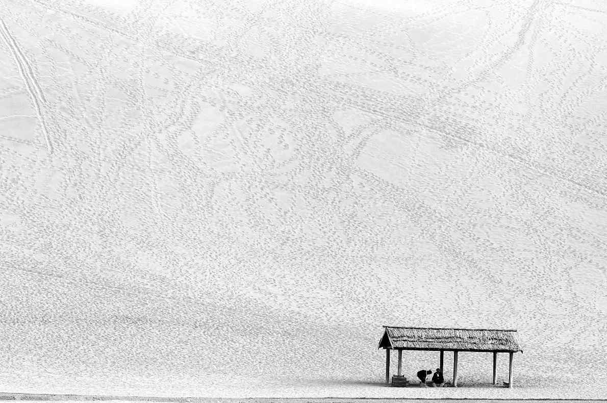 宁夏沙漠中的茅草亭黑白摄影图片