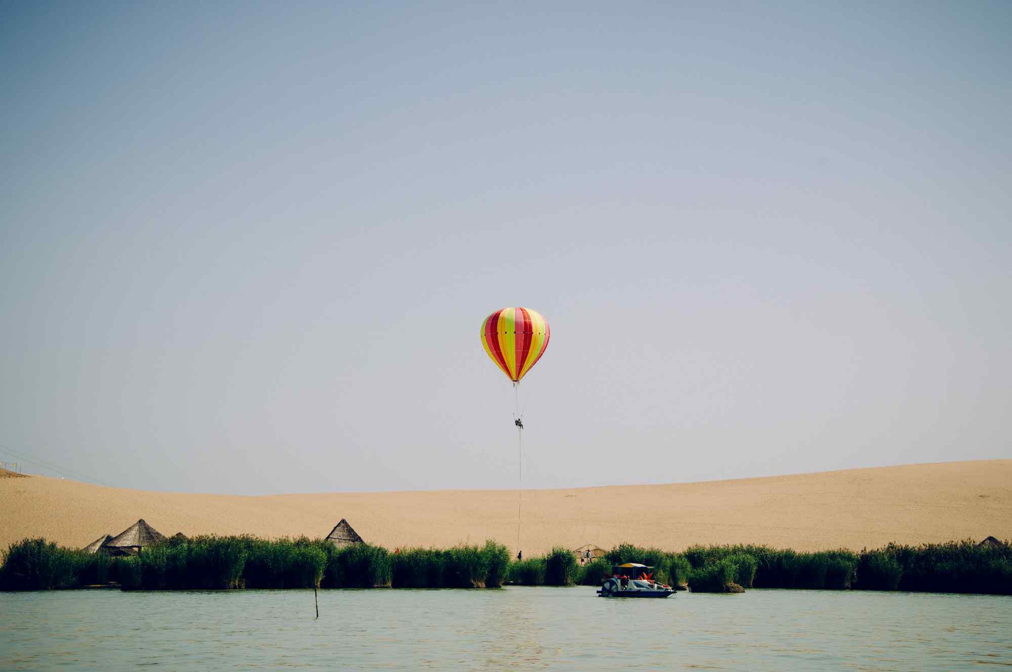 沙湖热气球小清新风景图片