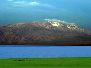 美丽的赛里木湖畔风景图片