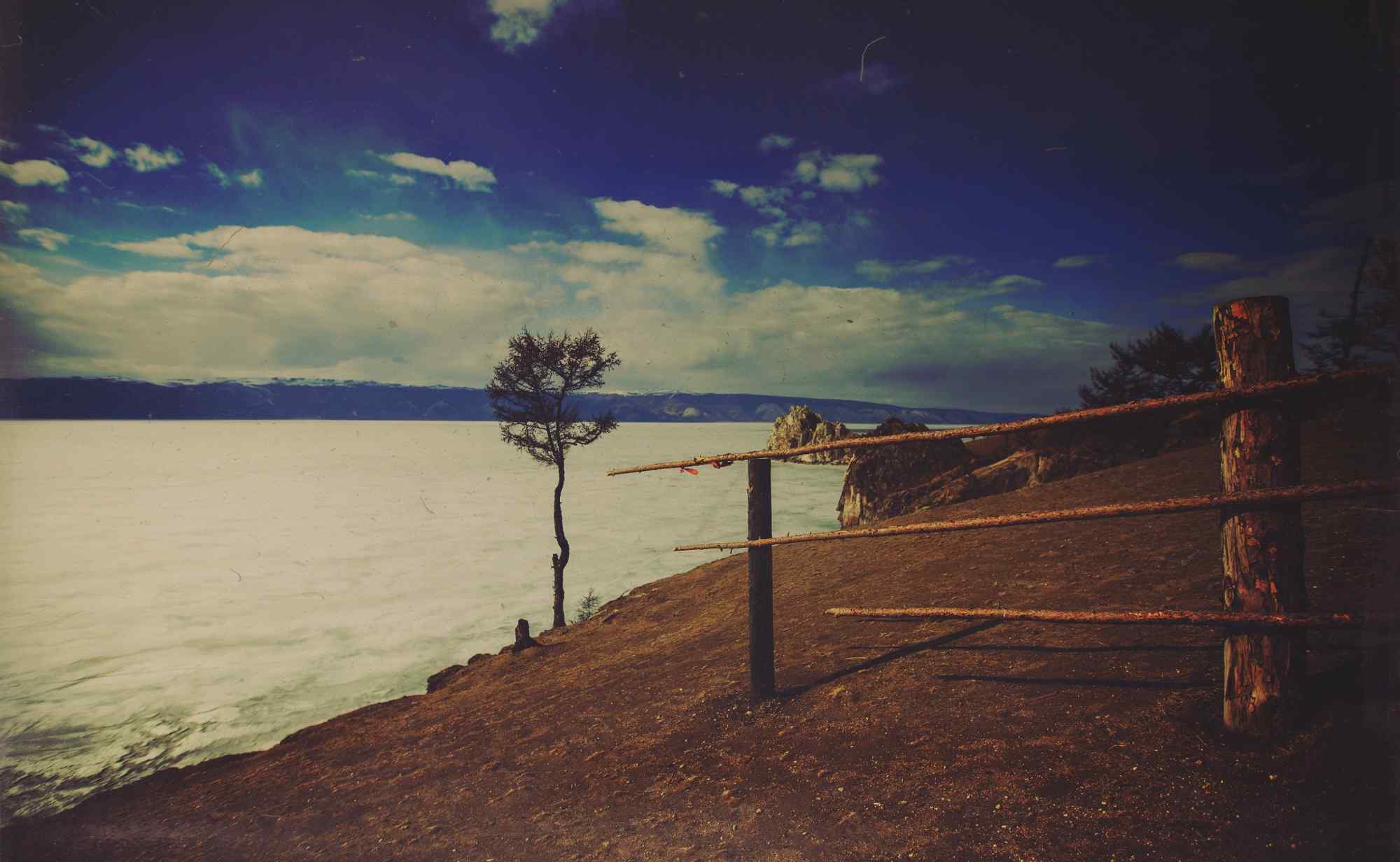 贝加尔湖湖畔寂寥风景图片桌面壁纸