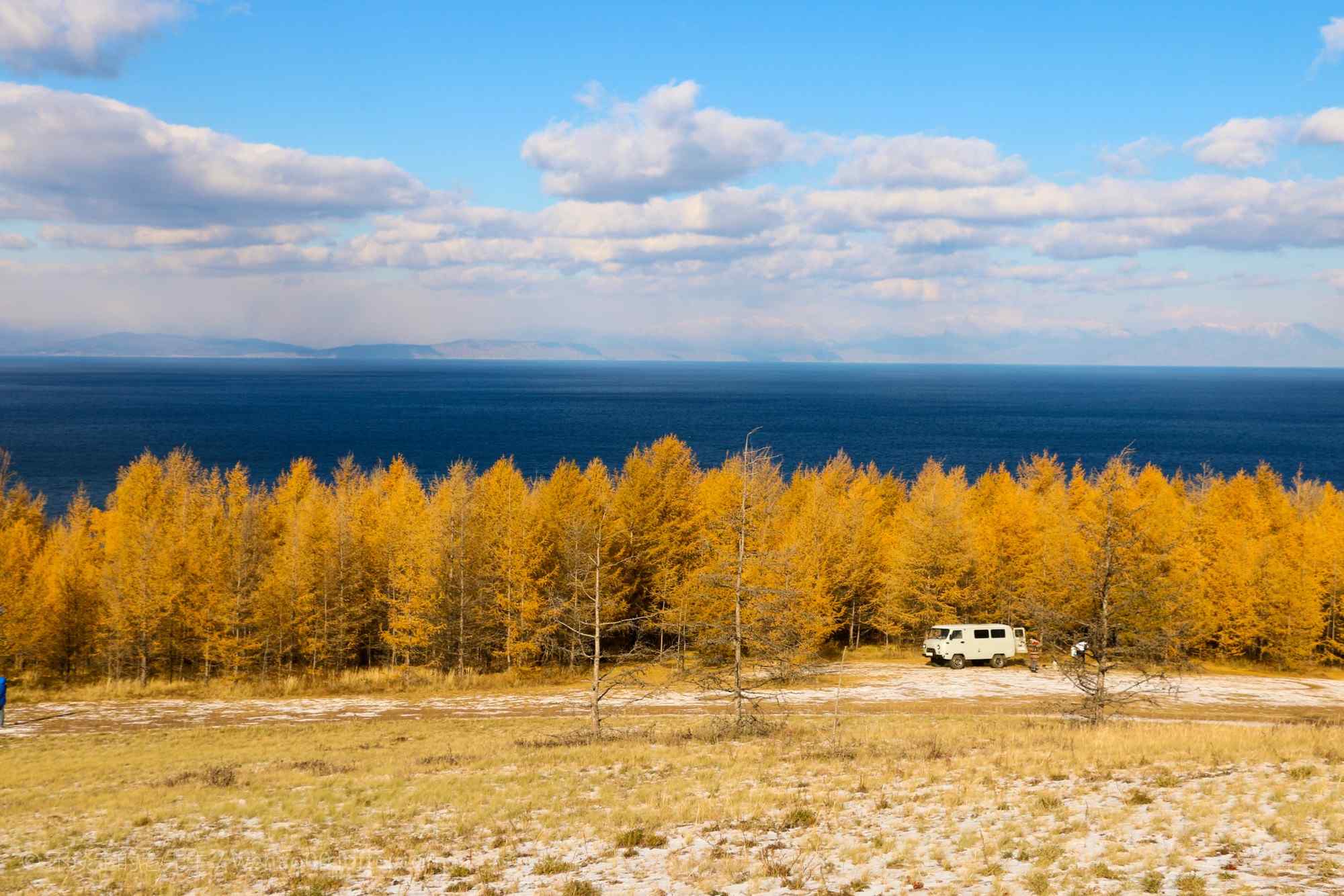 深秋唯美的贝加尔湖畔风景图片