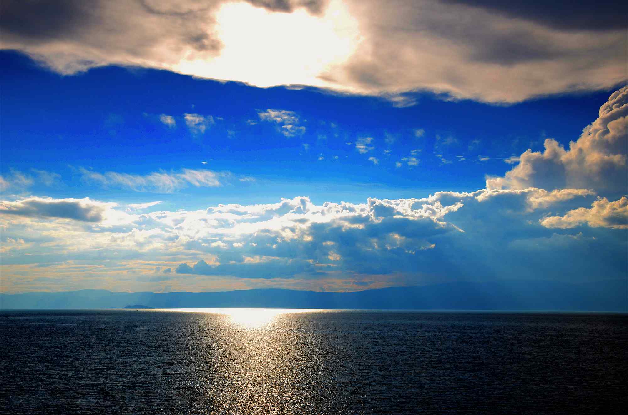 贝加尔湖上空美丽景观图片