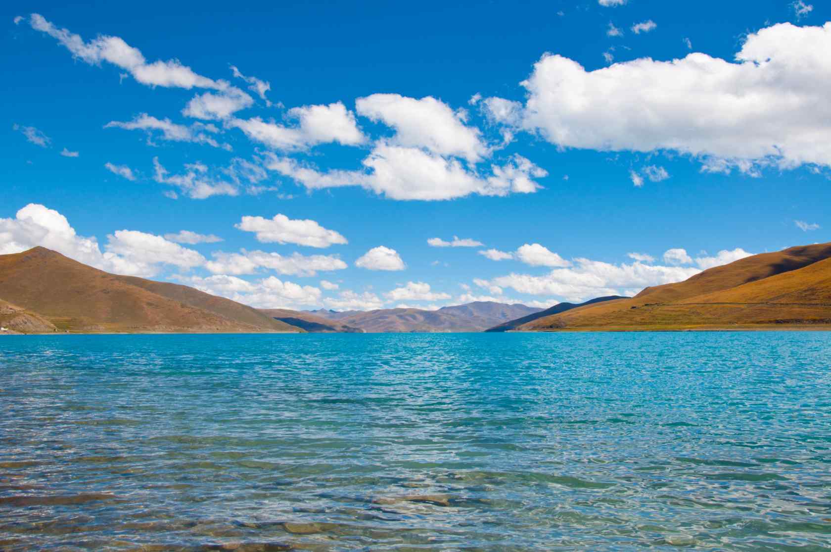 西藏羊卓雍错碧蓝湖水风景图片