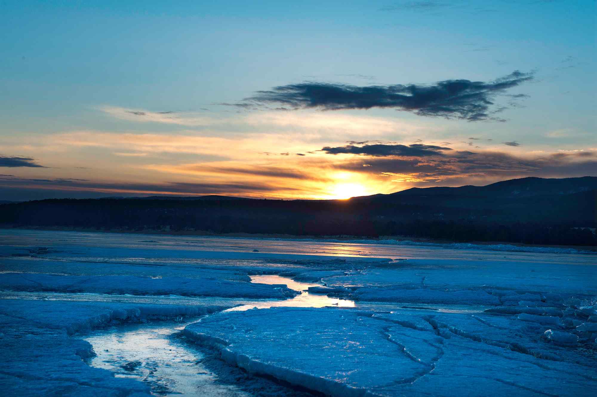 冬日冰封贝加尔湖唯美日出风景图片