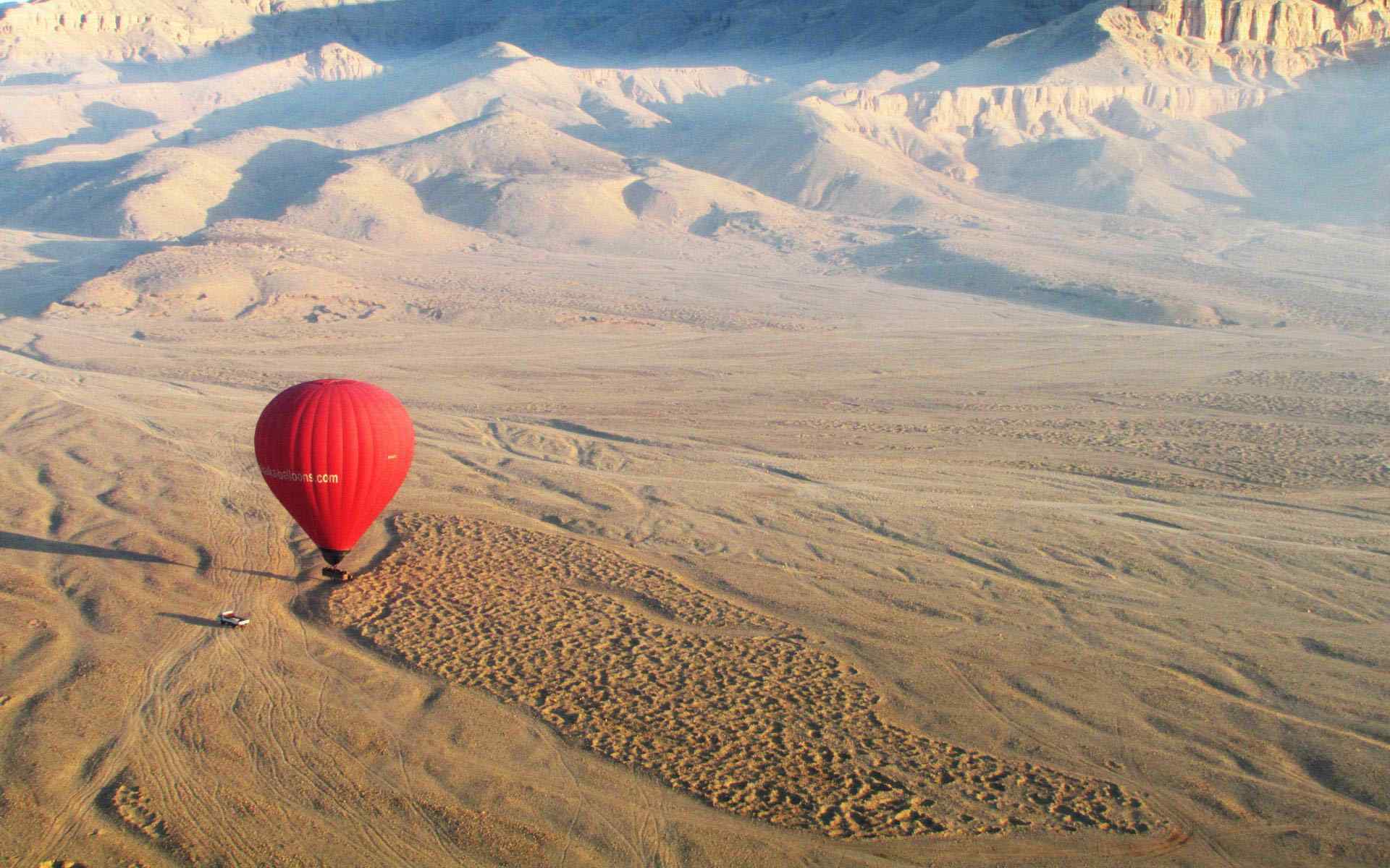 沙漠中的一只红色热气球图片桌面壁纸