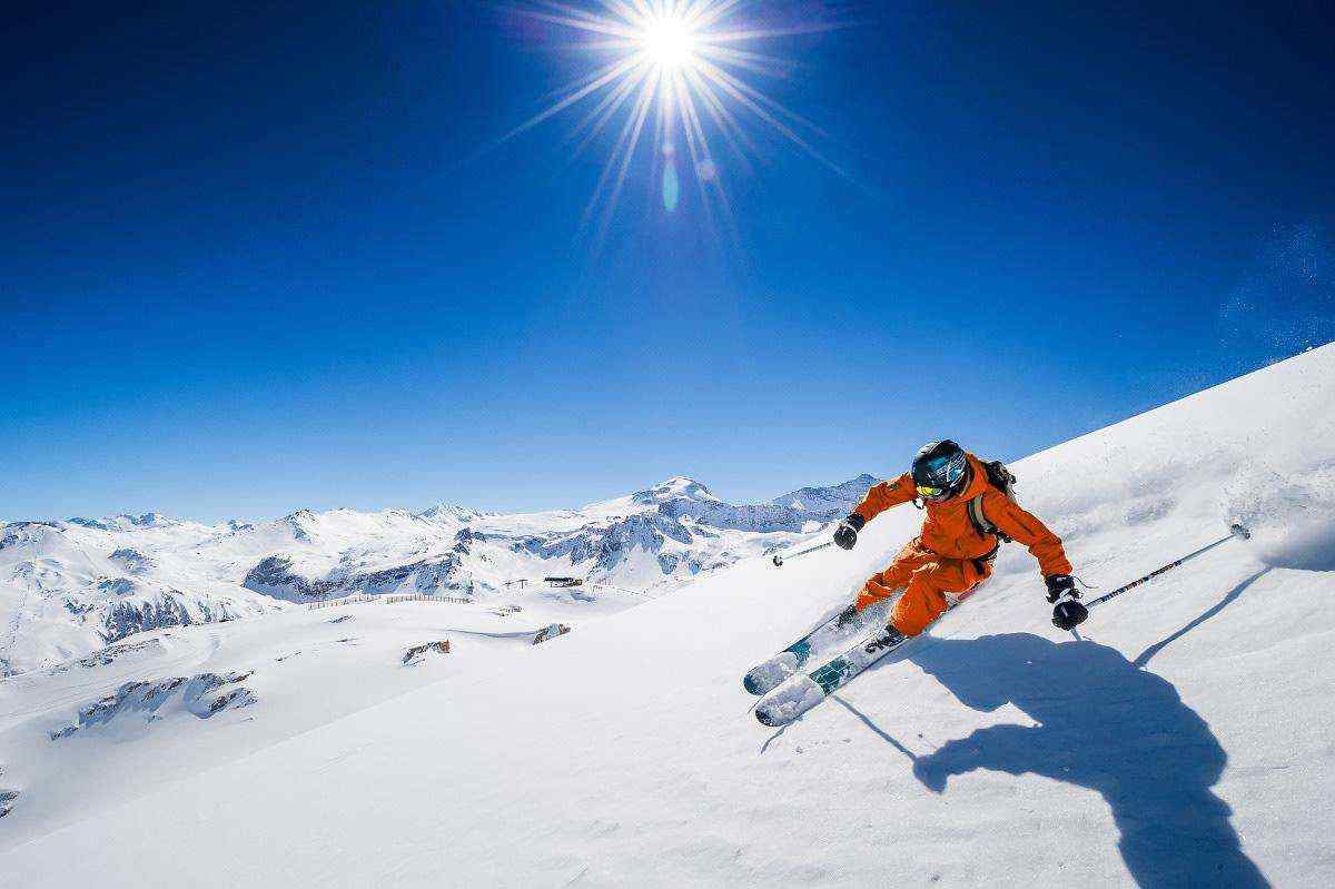 阿尔卑斯山脉上的滑雪爱好图片