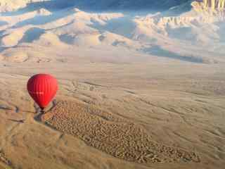 沙漠中的一只红色热气球图片桌面壁纸