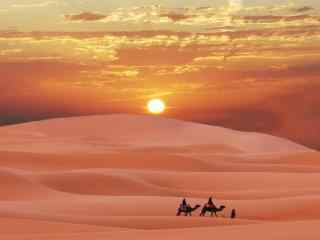 夕阳落日下美丽独特的沙漠风景图片