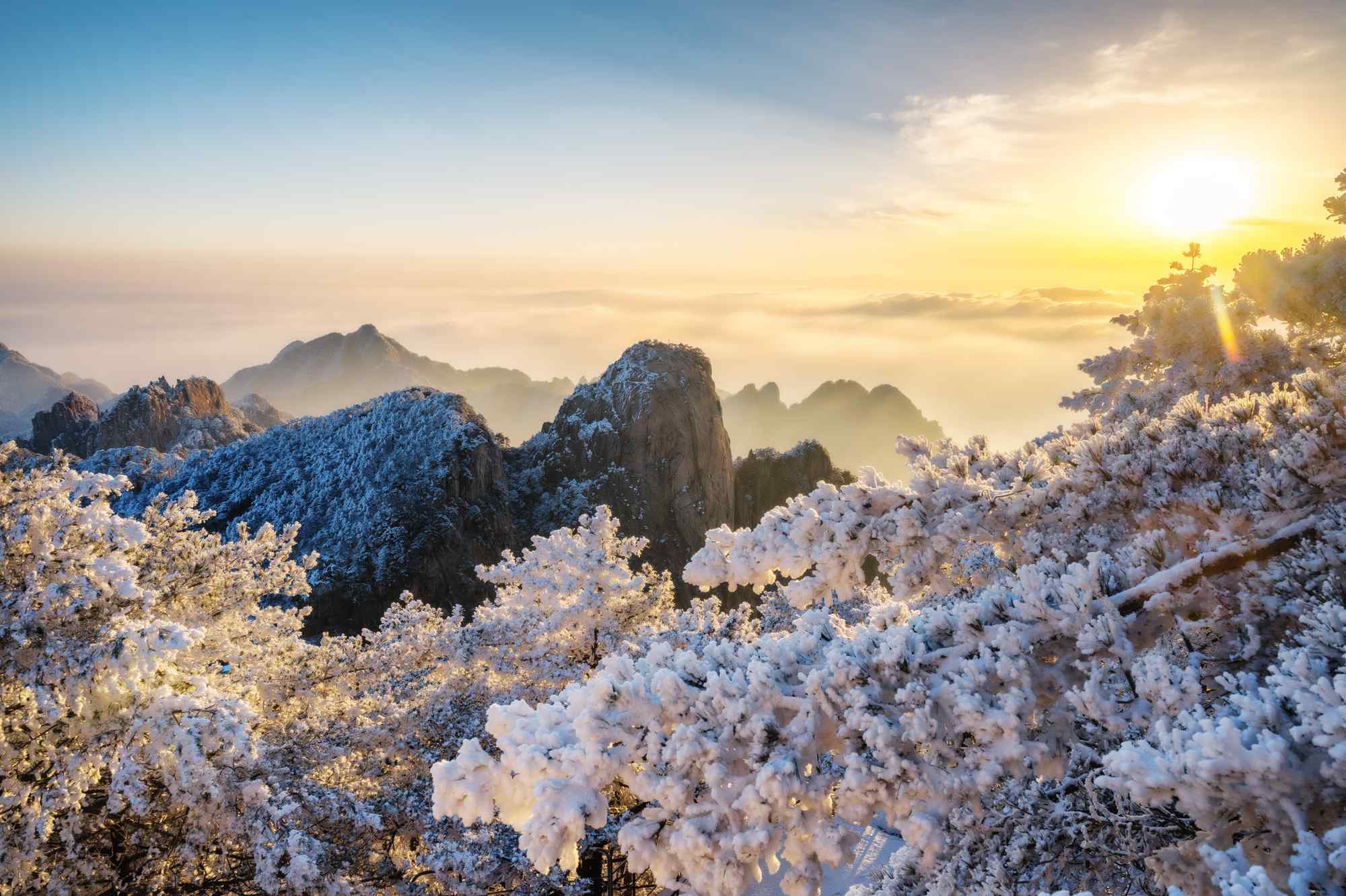 冬季黄山美丽的日出风景图片