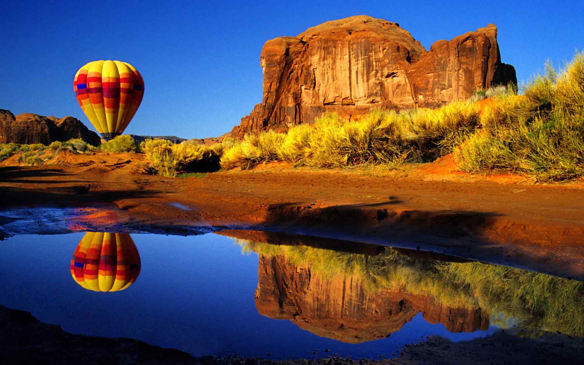 热气球飞跃的独特风景图片高清桌面壁纸