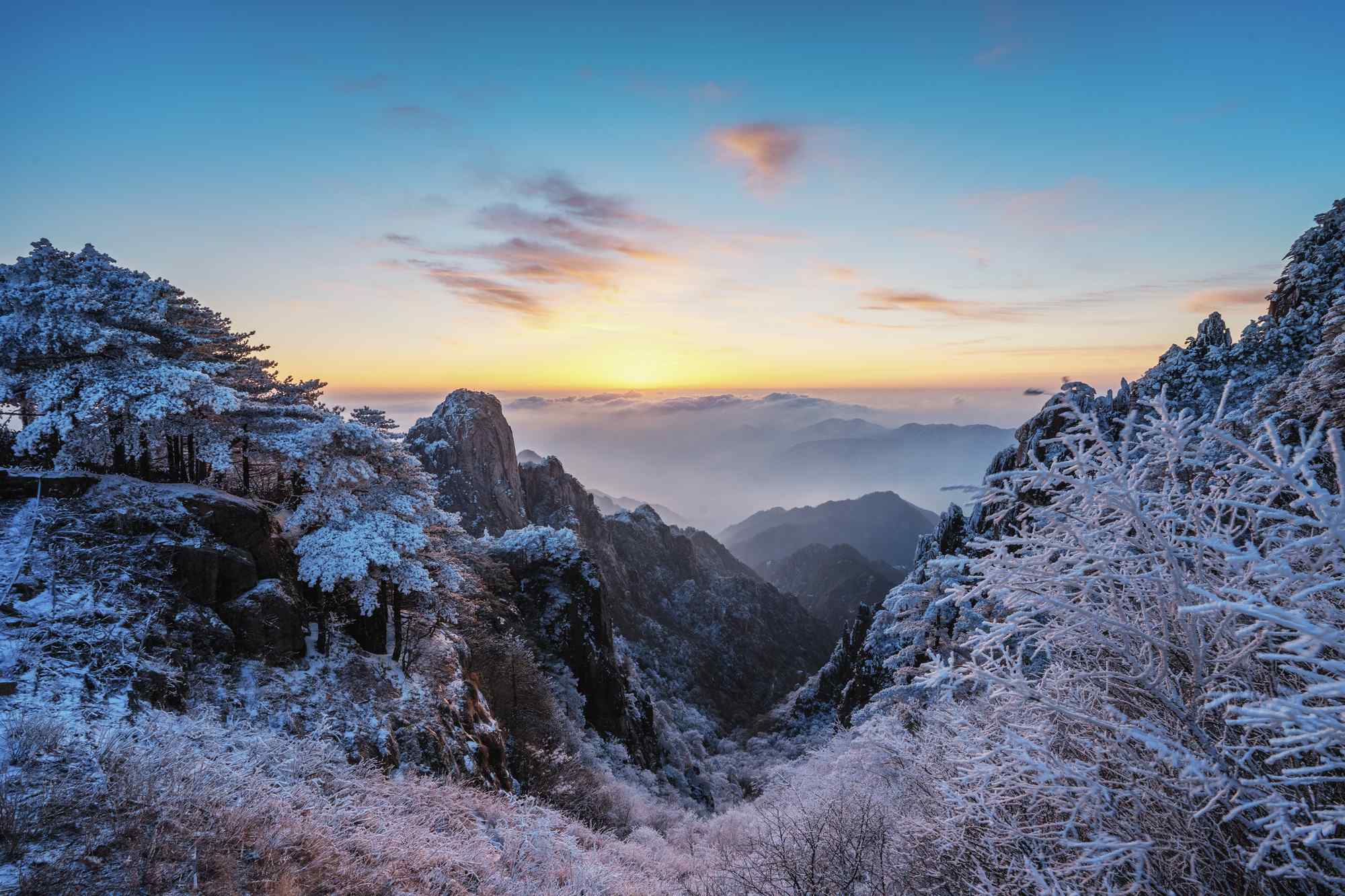 白雪覆盖的黄山唯美日出风景图片