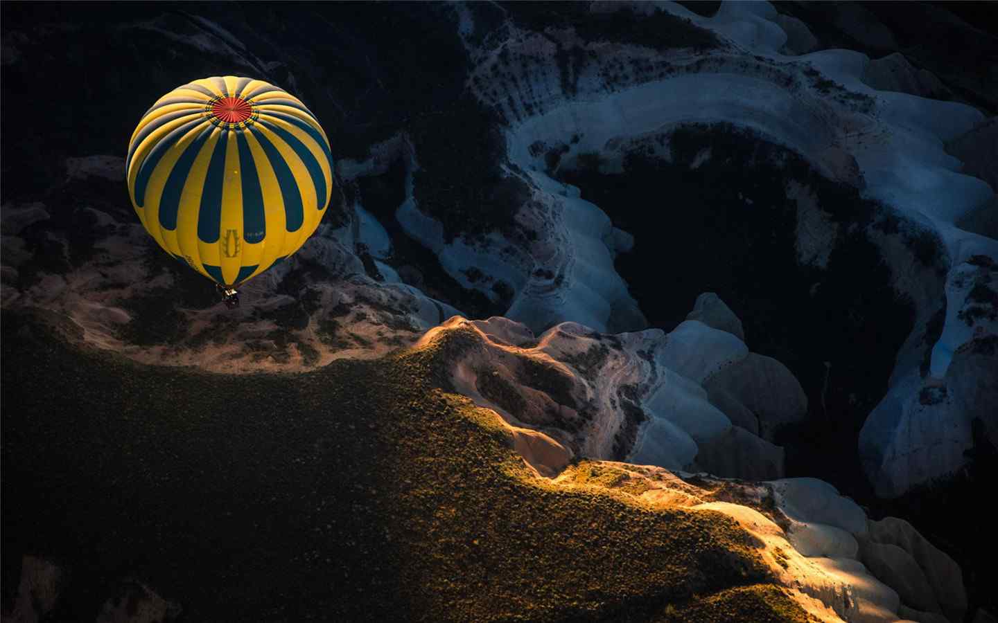 好看的热气球飞跃火山风景图片