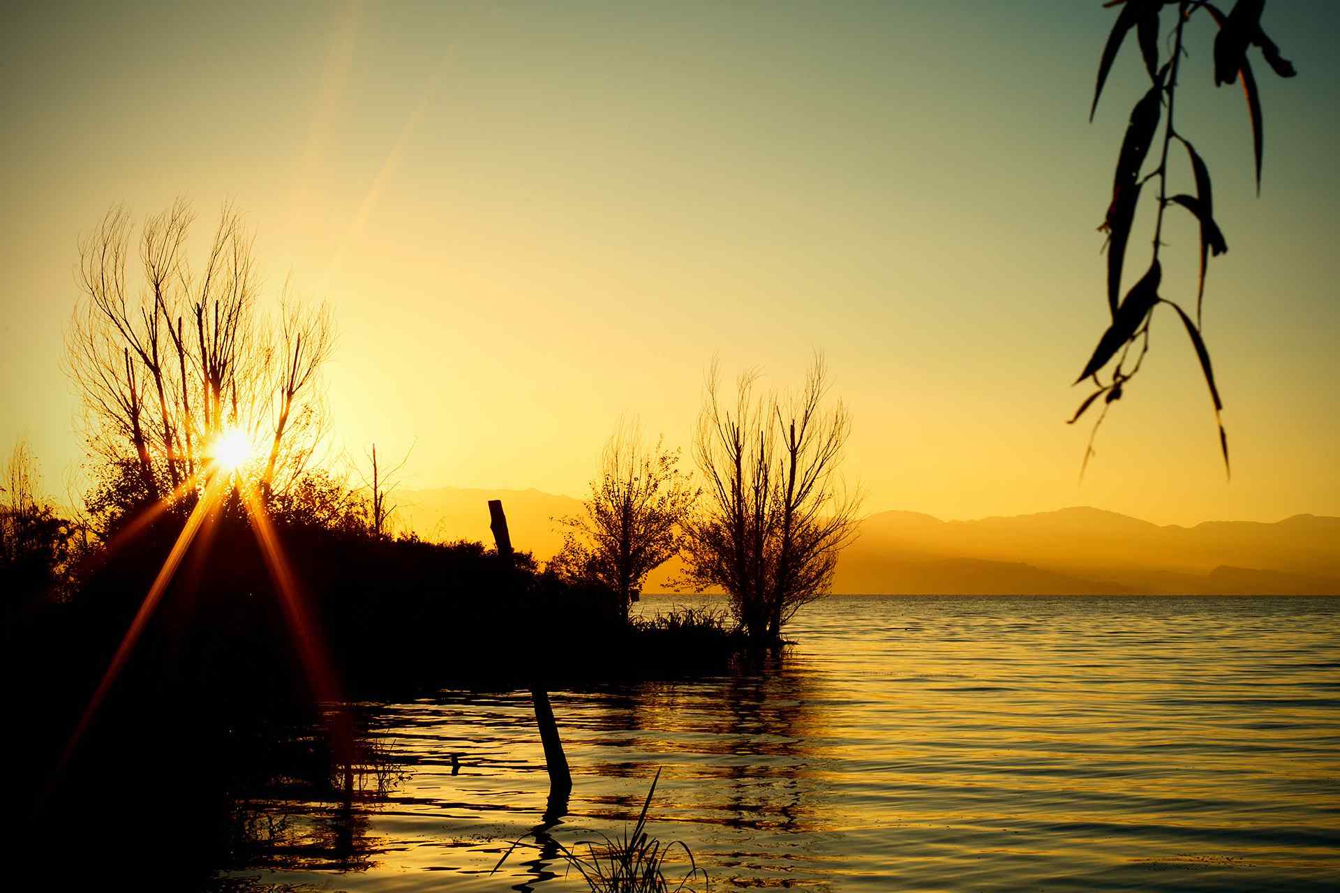 洱海湖面上唯美日出图片