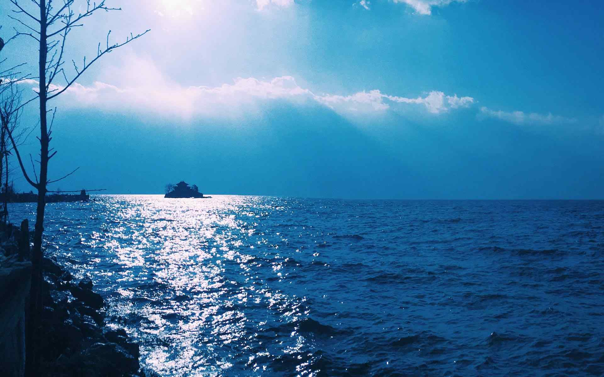 洱海碧蓝的湖面风景图片