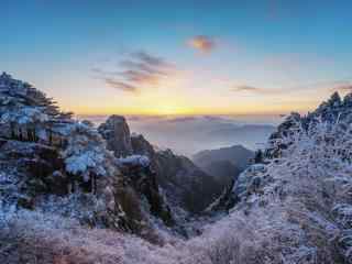 白雪覆盖的黄山唯美日出风景图片