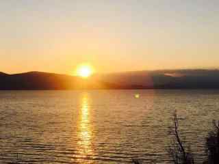 洱海湖面日出风景