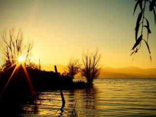 洱海湖面上唯美日