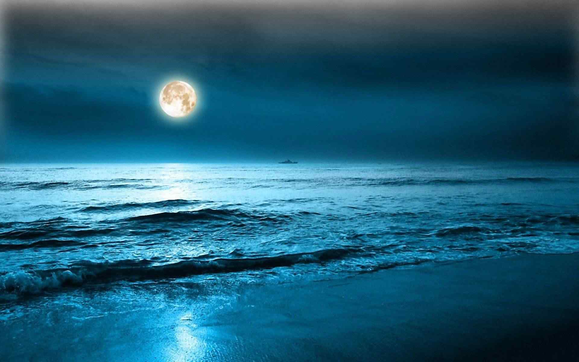 海上唯美的月亮图片桌面壁纸