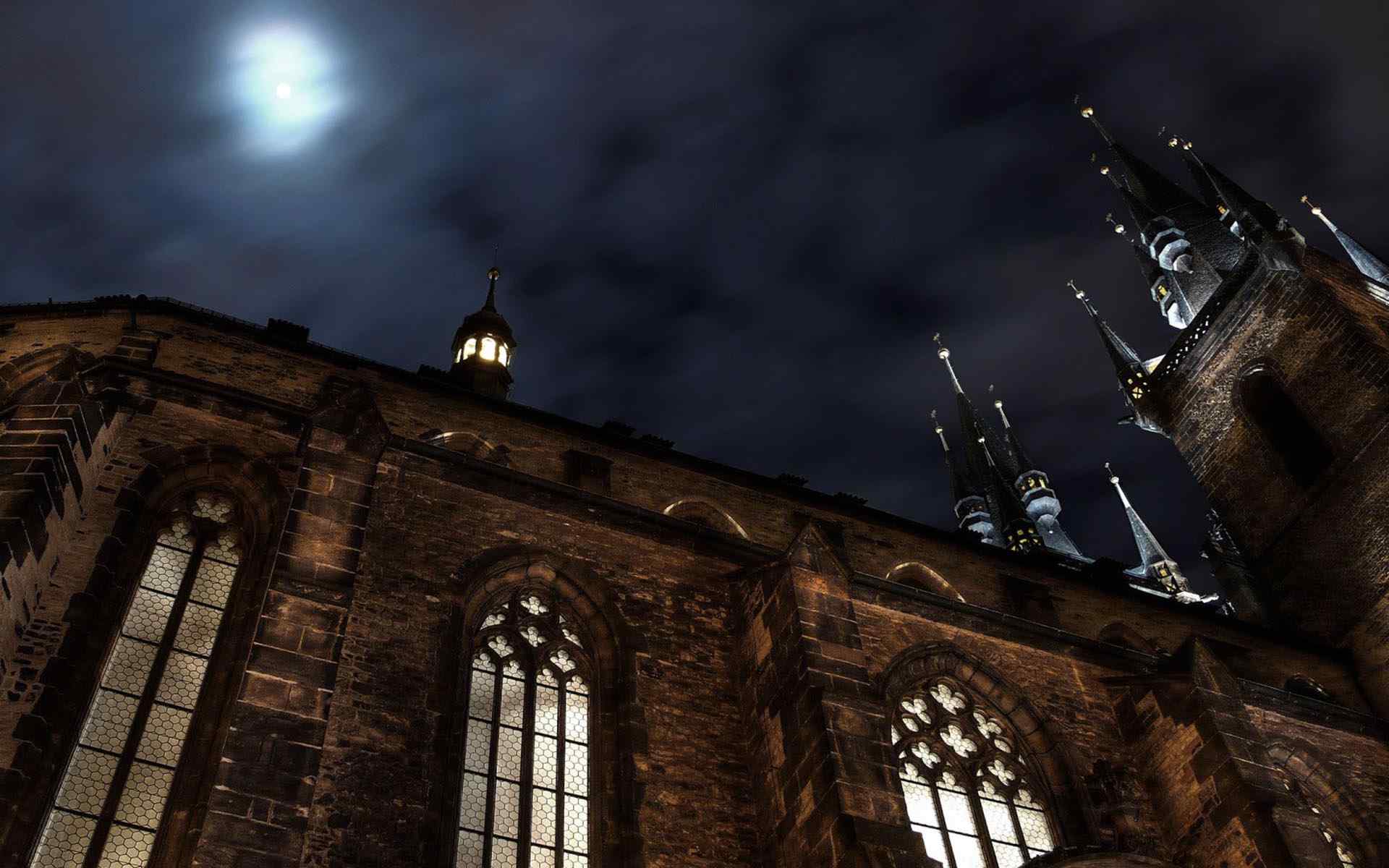 复古城堡上朦胧的月色风景图片