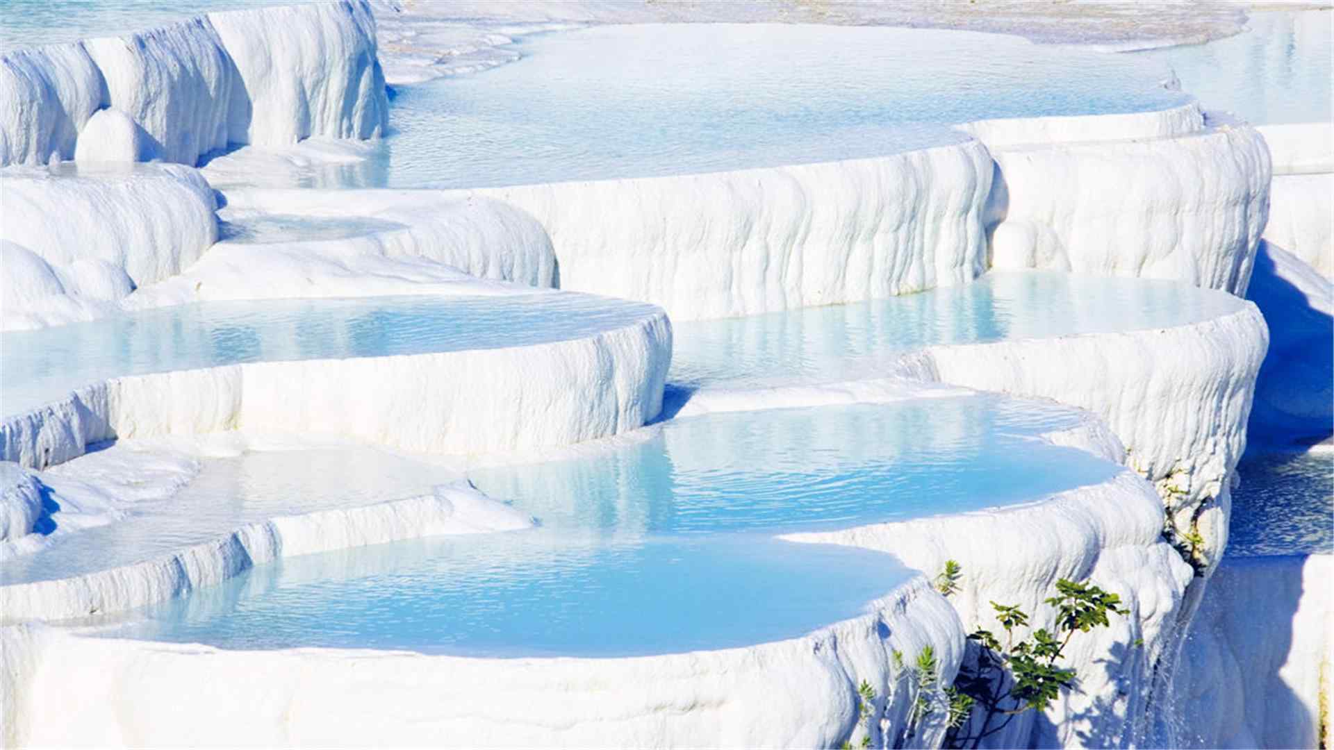 棉花堡白色岩石蓝色泉水图片