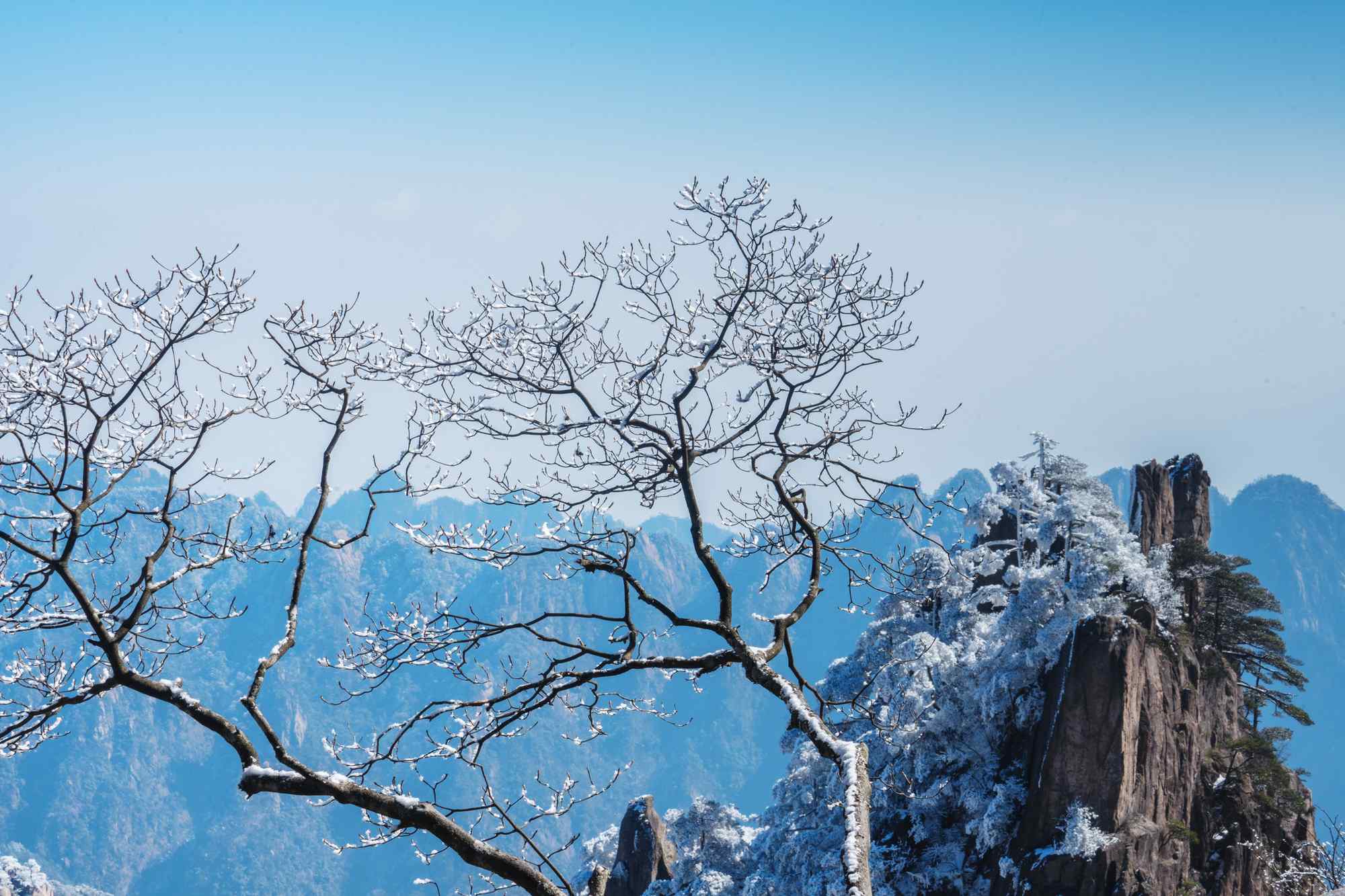 冬日黄山唯美雪景山峰图片桌面壁纸