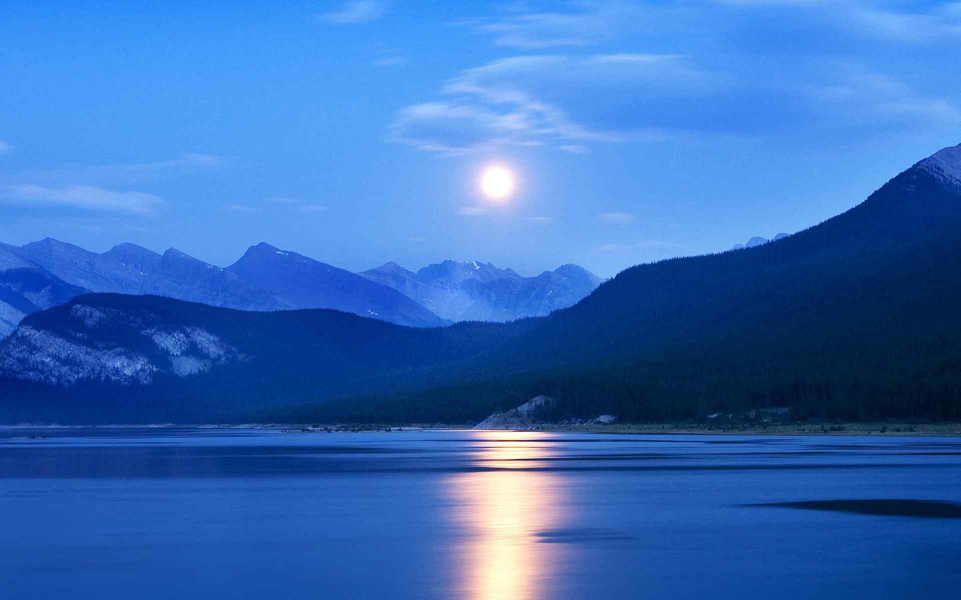 山川湖泊间的一轮明月图片
