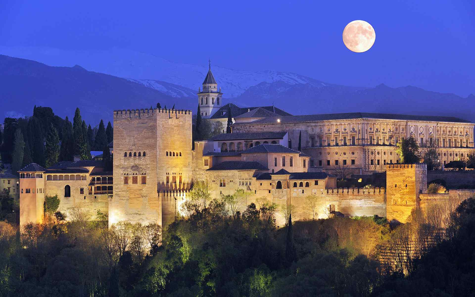 欧洲古堡上的一轮明月风景图片