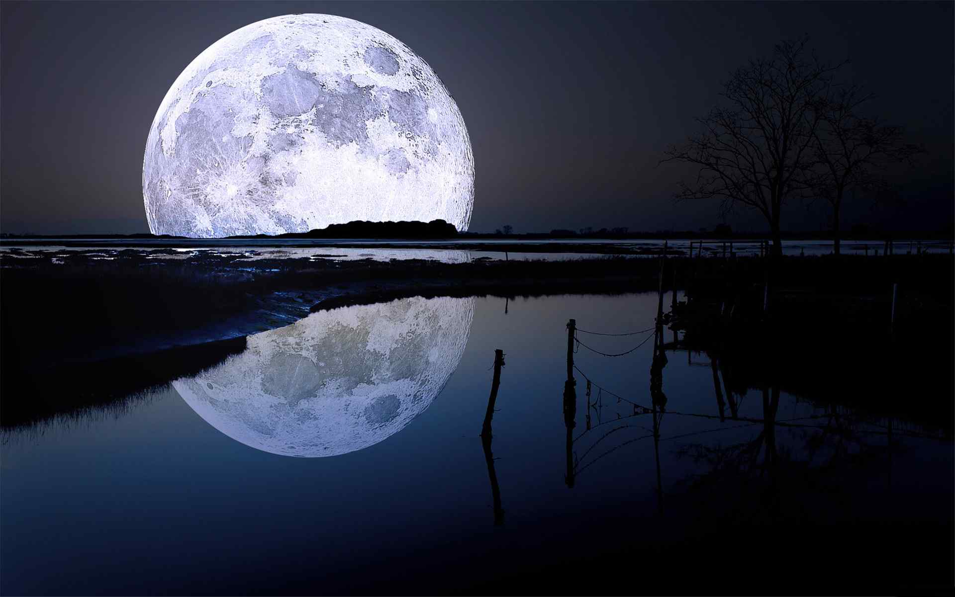 湖面上超级月亮图片唯美桌面壁纸