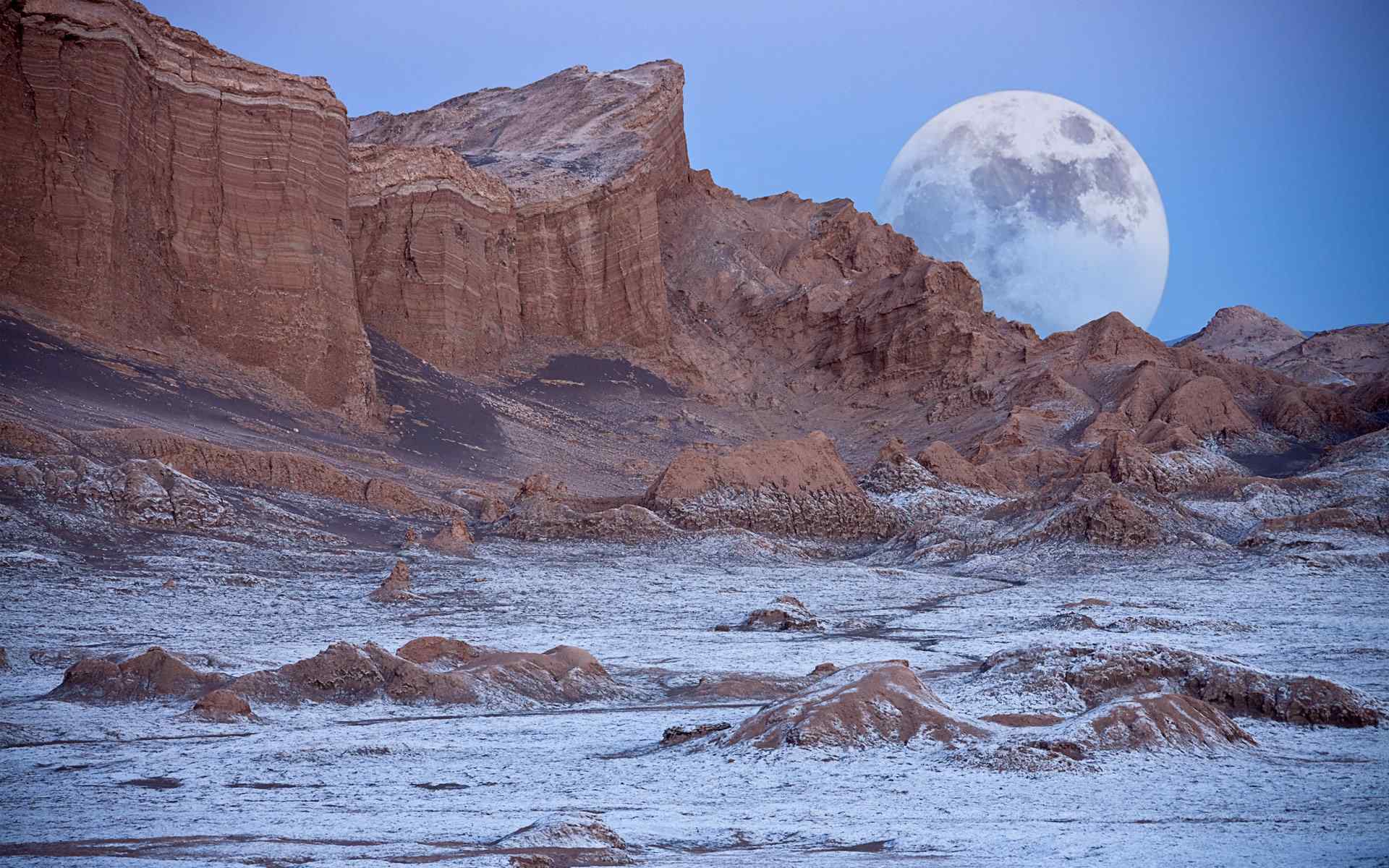 沙漠戈壁上的唯美月亮图片