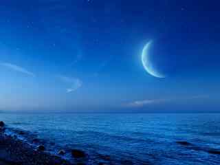海上唯美夜空中的一弯明月图片