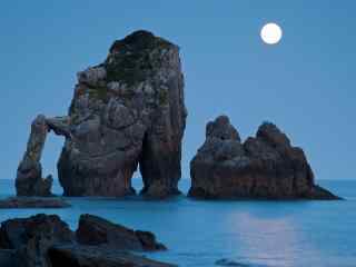 海边升起的一轮明月风景图片