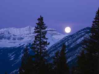 雪山上明亮的月光