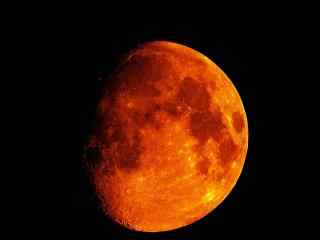 唯美太空中的月亮摄影图片