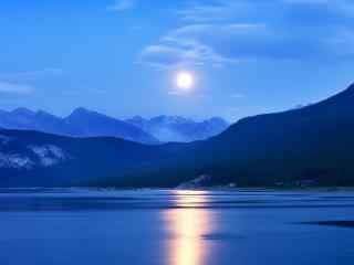 山川湖泊间的一轮明月图片