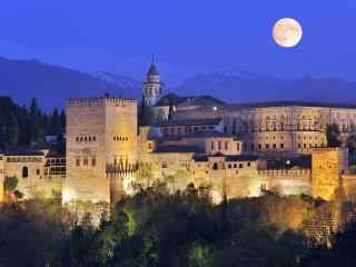 欧洲古堡上的一轮明月风景图片