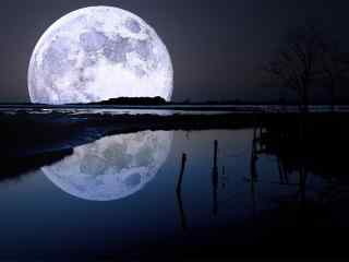 湖面上超级月亮图