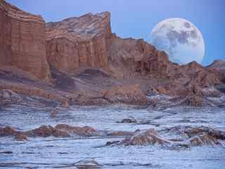 沙漠戈壁上的唯美月亮图片