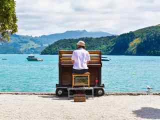 美丽湖泊边演奏的钢琴家图片