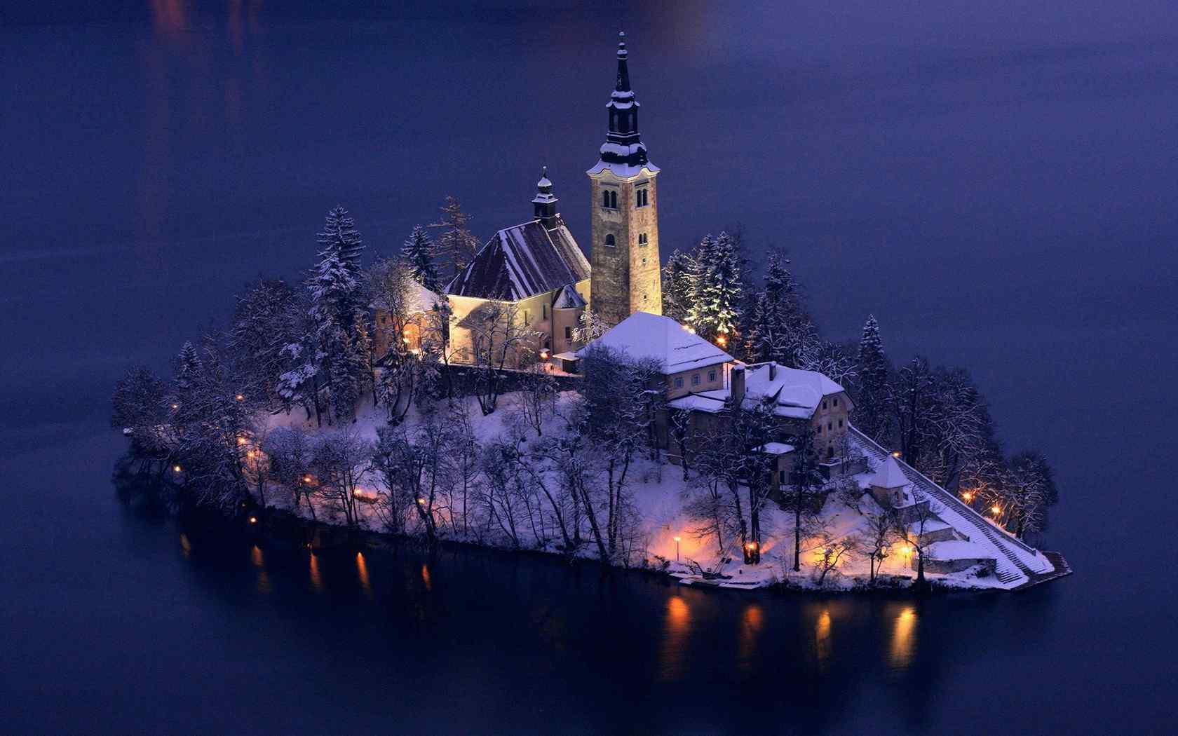 孤岛上的城堡唯美雪景图片桌面壁纸