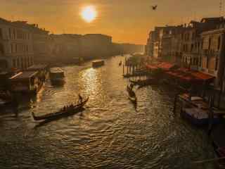 威尼斯小镇美丽日出风景图片
