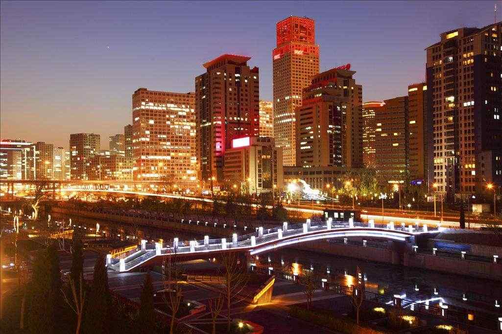 昏黄的城市夜景图片