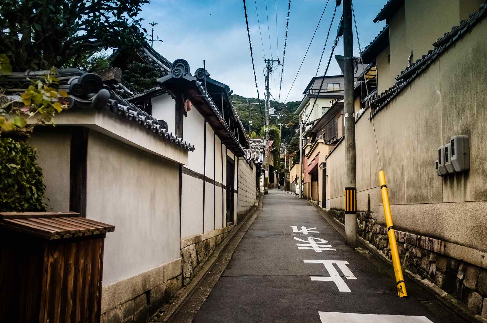 日本民房后面的街道桌面壁纸