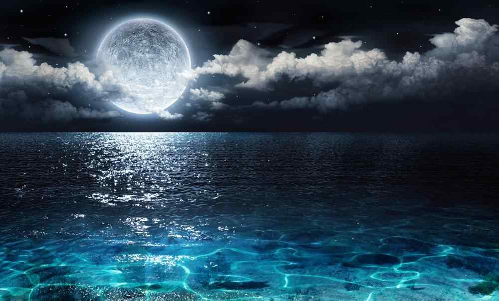 唯美的海上月亮桌面壁纸