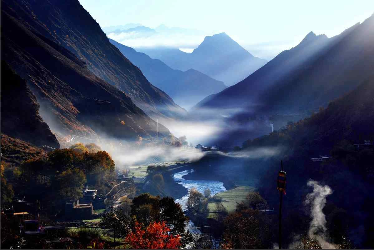 云雾缭绕的河谷风景高清桌面壁纸