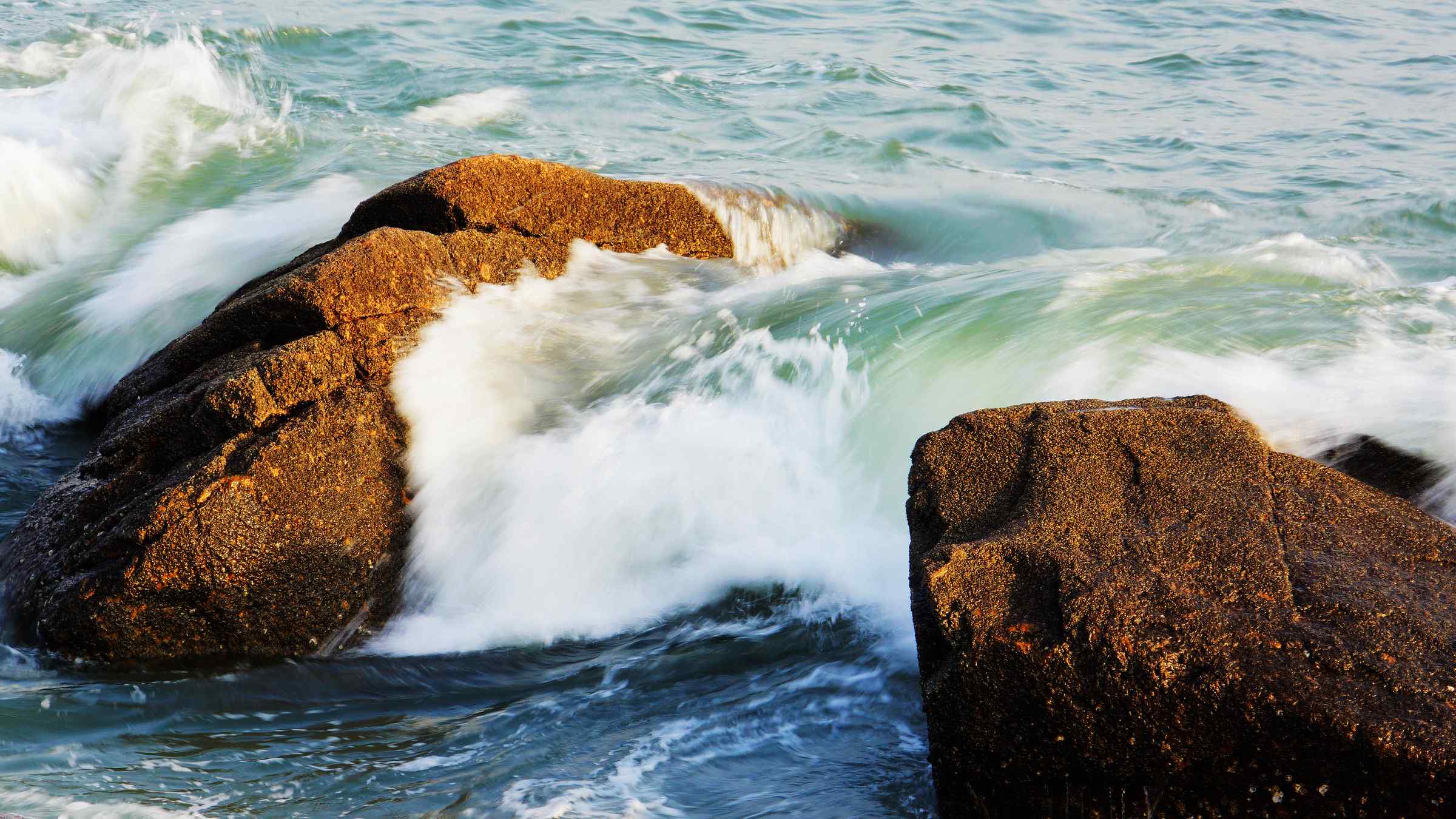 拍打着岩石的海浪桌面壁纸