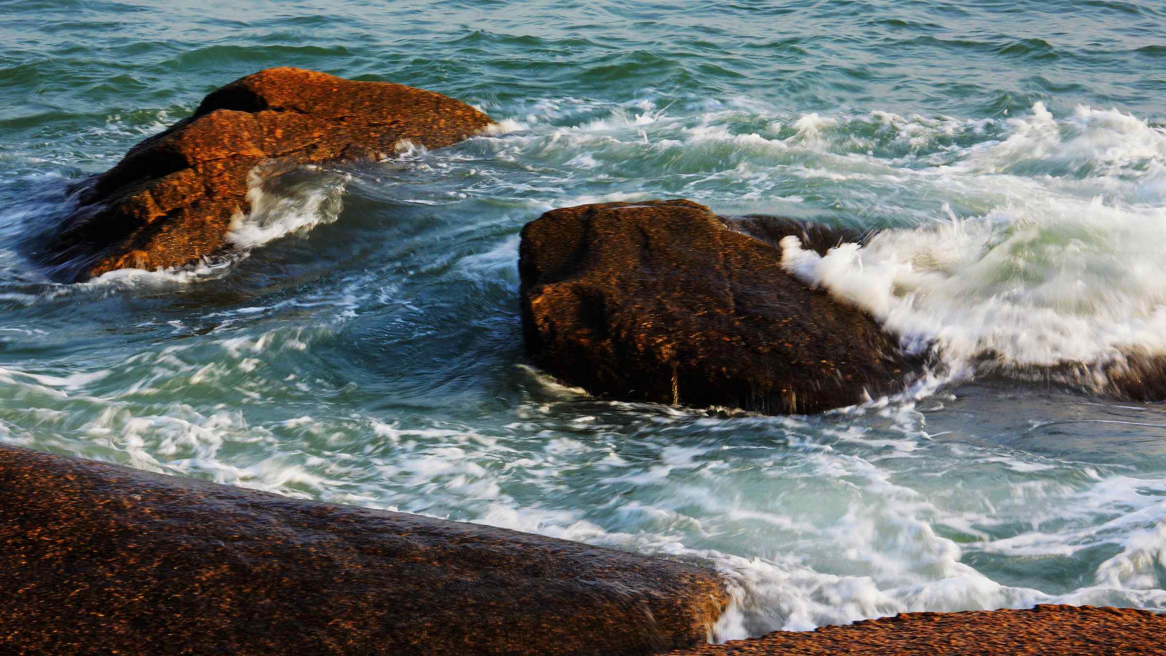 拍打在岩石上的海浪风景壁纸